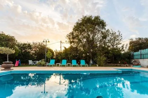 Seaside Oasis Luxurious Villa with Private Pool - Image 1