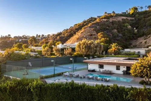Trousdale Tennis Modern Villa - Image 1