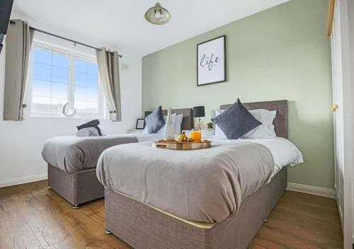 Walnut House with Free Parking, Fast Wifi and Smart TVs by Yoko Property - Image 1