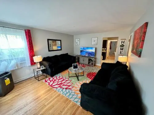 Red Ruby Spacious 2 Bedroom Apt 10 Minutes to Dwntwn - Image 1
