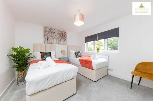 Contractors 3 Bed 2Bath House Free Off Street Parking for 2 Cars WiFi Stevenage Self Catering Sleeps 5 Guests By White Orchid Property Relocation - Image 1