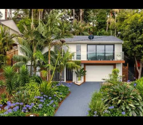 5 bedroom Terrigal beach home with district views - Image 1