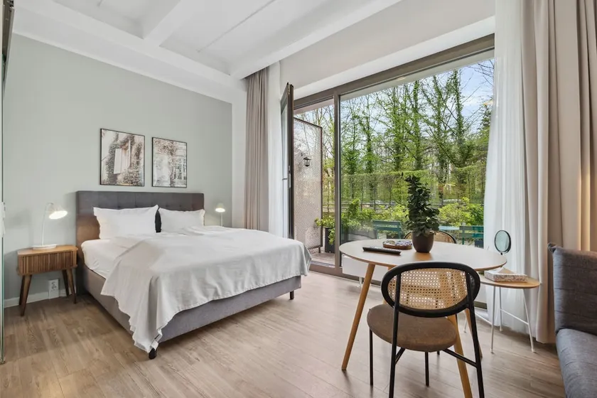 Living on Easystreet - Image 1