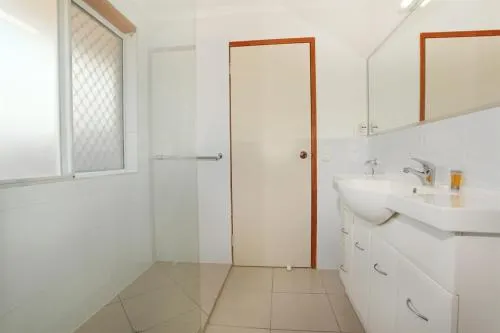 2 Eastern Court Mount Coolum 400 Dollar Bond Pet Friendly Linen Included - Image 1