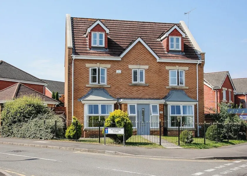 5 Bed Detached House Sleeps 14 & 11 Beds - Image 1