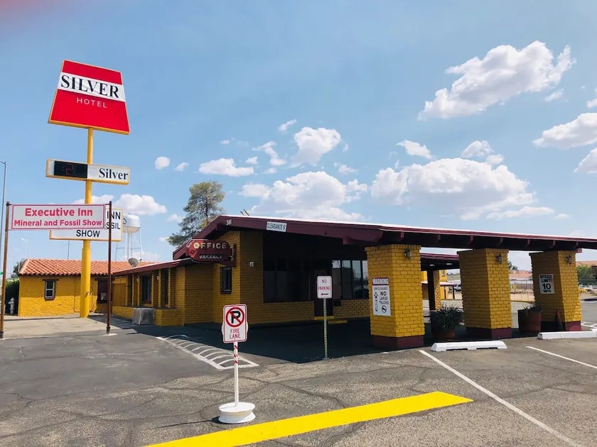 Lazy 8 Motel - Image 1