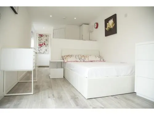 Bright and Airy Garden Studio inc. Free Parking - Image 1