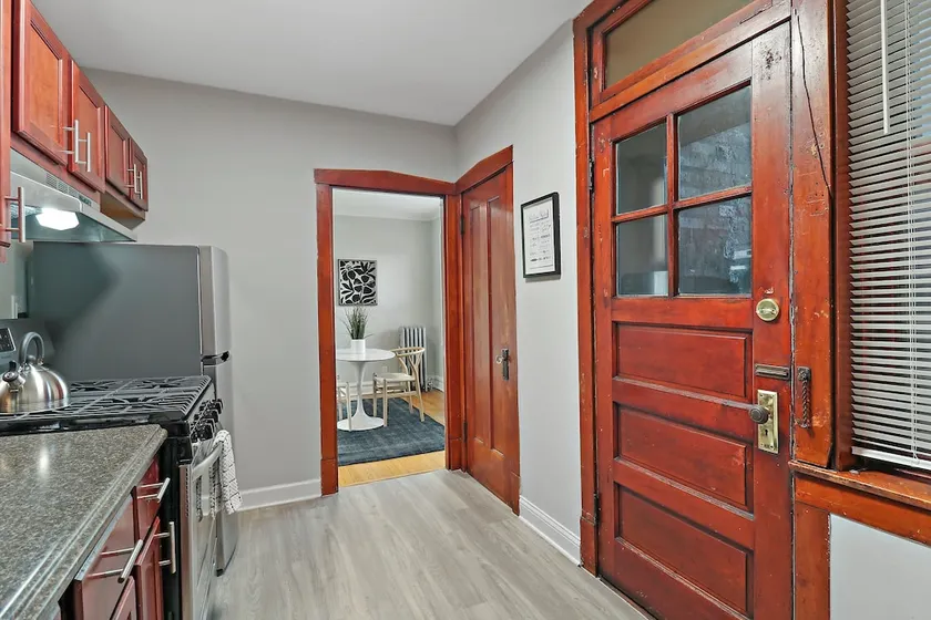 1BR Airy Apt- Barry 2 - Image 1