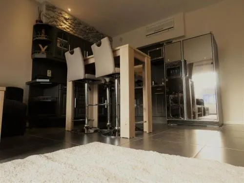 Apartment with balcony in city center - Image 1