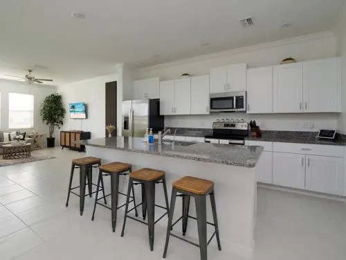 Modern Oasis! 3BR Townhouse in a Lagoon Community - Image 1