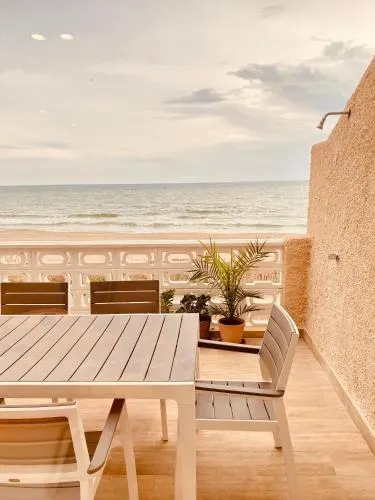 Luxurious beachfront townhouse - Image 1