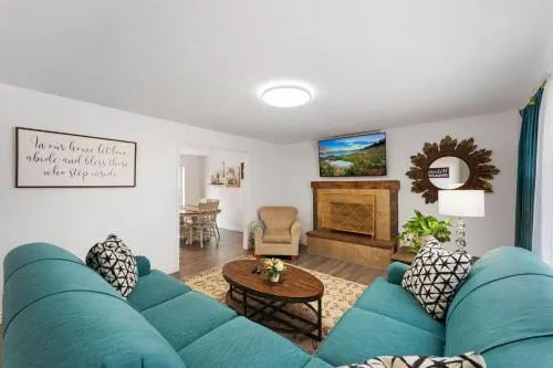 Gathering 6 Bdrm Home in Heart of Orem Pets Too - Image 1