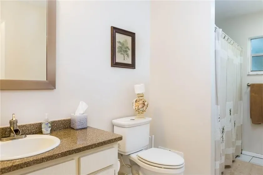 Crescent Street 1138 B, Walk to the beach, Pool, 1 Bedroom, Pet Friendly - Image 1