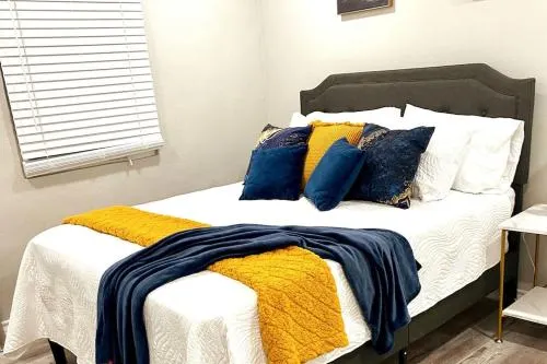 NEW close to Downtown Malls & Premium Outlets with Balcony - Image 1
