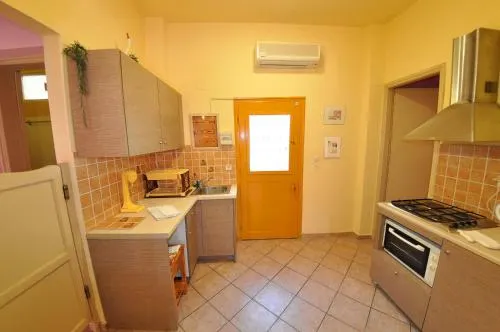 Byronas Apartments - Image 1
