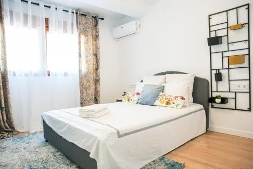 Laura Apartment Campanar - Image 1