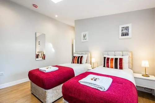 South Woodford 2 Bed En-Suite House - Image 1