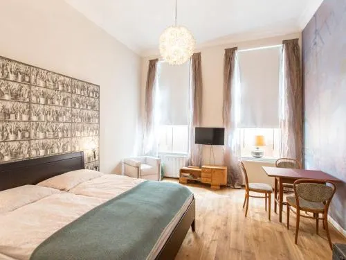 Designappartement Vienna Paintings - Image 1