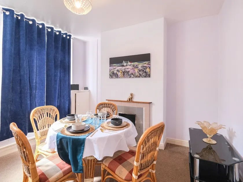Lovely Large 2 bed House With 2 Reception Rooms - Image 1