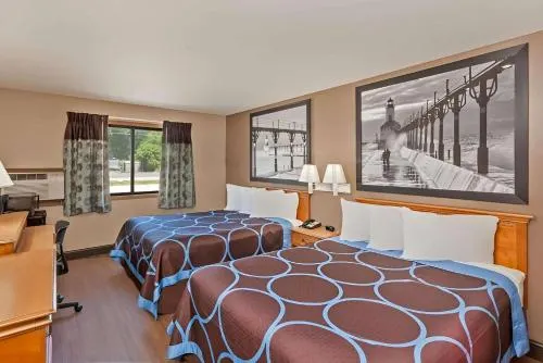 Super 8 by Wyndham Elkhart - Image 1