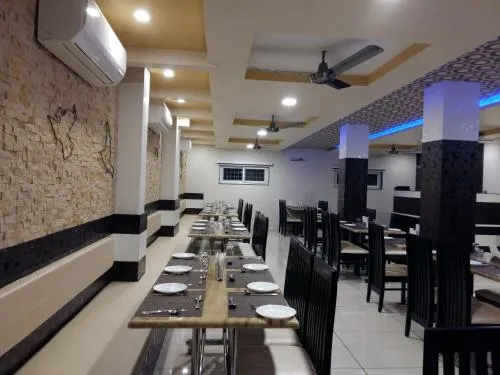 Hotel Kailash Inn - Image 1