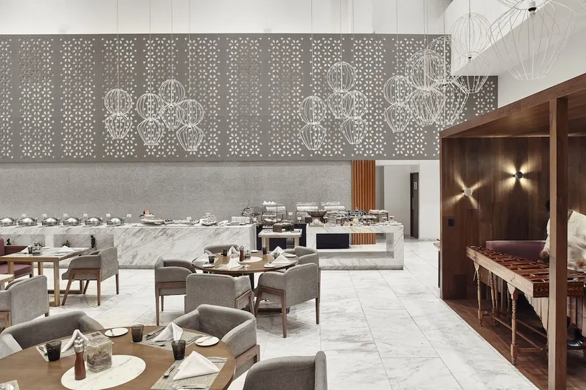 SHERATON AMBASSADOR - Image 1