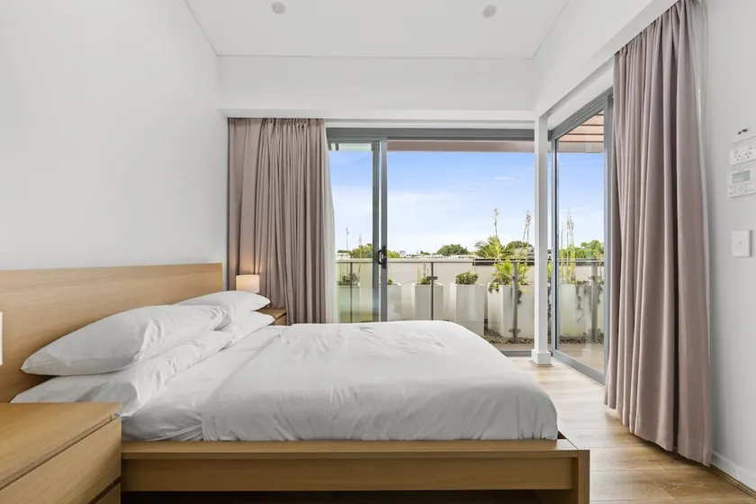 Bright & Modern 3-bed Townhouse in Rosebery - Image 1