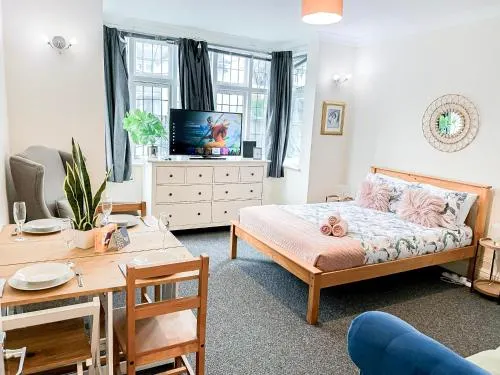 Excellent Three bedroom North London Apartment with Free Parking - Image 1