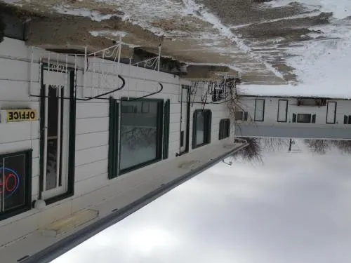 Twi-Lite Motel - Image 1