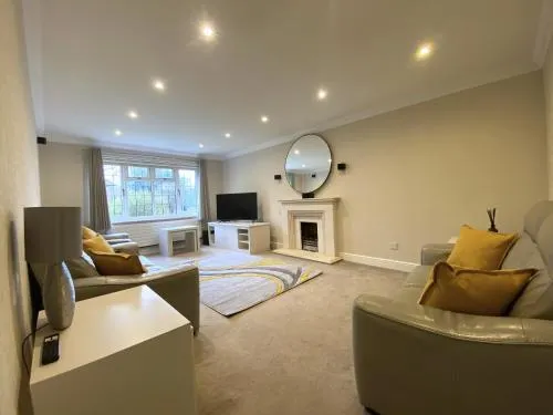 Beautiful 5 Bed 3 Bathroom Detached Family Home 8 - Image 1