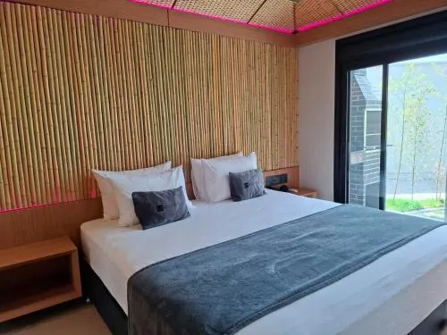Champagne Motel - Image 1
