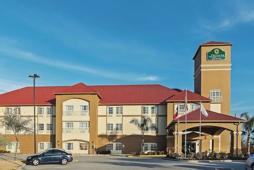 La Quinta Inn & Suites by Wyndham Houston Hobby Airport - Image 1