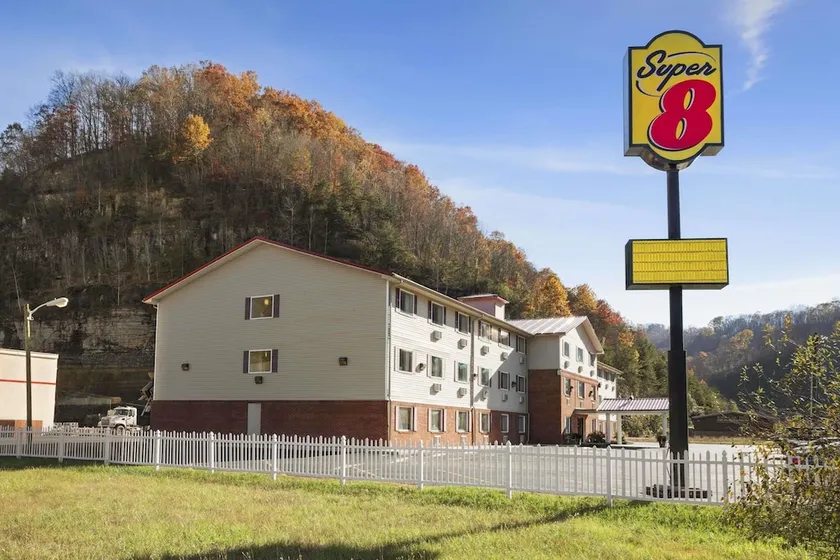 Super 8 by Wyndham Prestonsburg - Image 1