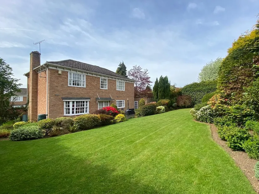 Spacious 4 Bedroom House with Garden and Parking - Image 1