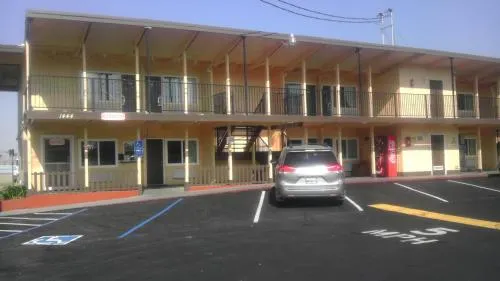 Travel Inn and Suites - Image 1
