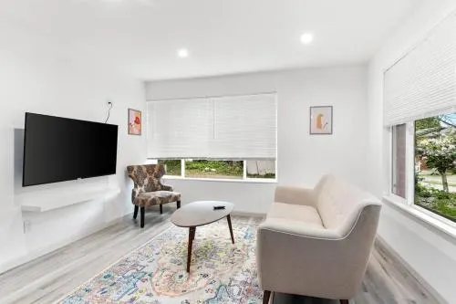 Hillside in Seattle updated and well appointed. - Image 1
