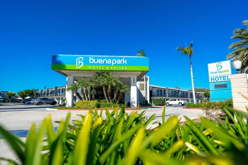 Buena Park Hotel & Suites - Image 1