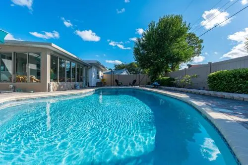 Grand Pool Villa Minutes to the Beach Sleeps 8 - Image 1