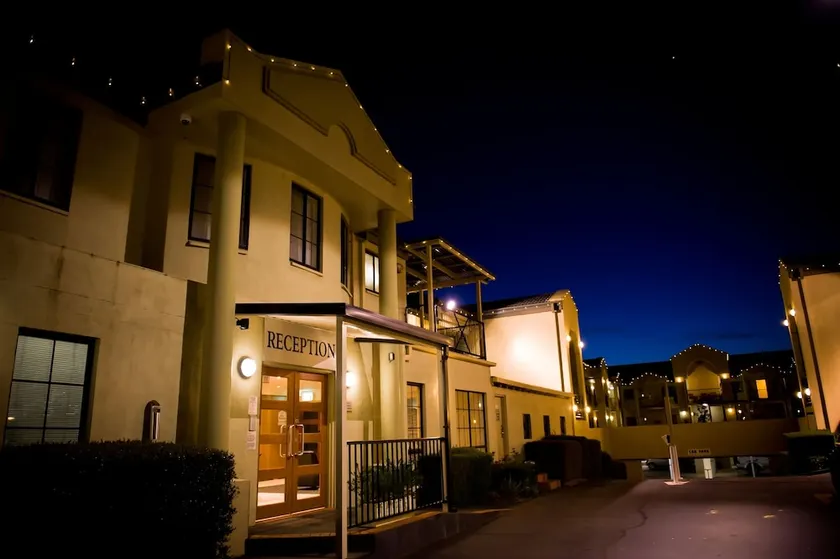 Canberra Parklands Central Apartment Hotel - Image 1