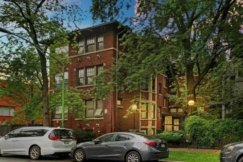 3-BR Designer's Apt in the Iconic Hyde Park - Image 1