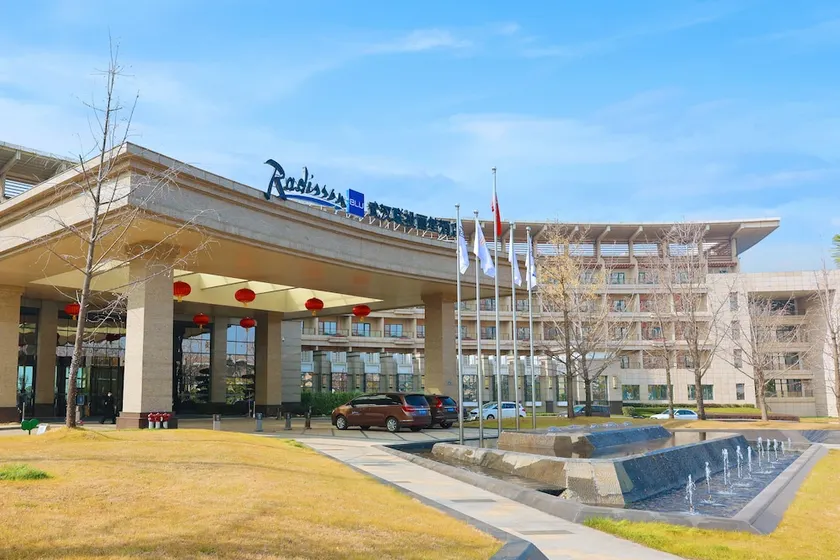 Wuhan Liantou Penisula Hotel & Resort - Image 1