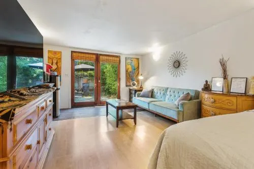 Private Studio City Guest House - Image 1