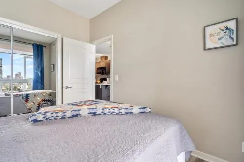 City Centre Retreat - 1BR Condo with Desk - Image 1