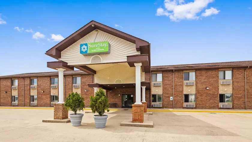 ECONO LODGE INN & SUITES - Image 1