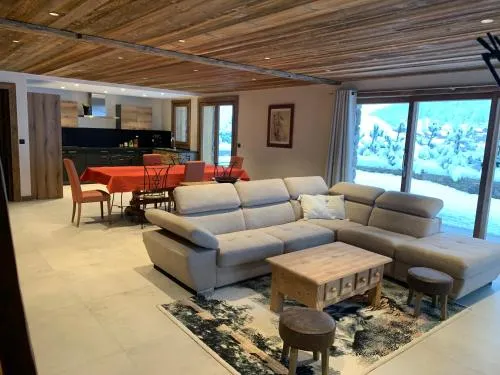 Le Cheval Blanc, Ski aux pieds, salle de cinéma, piscine - Image 1