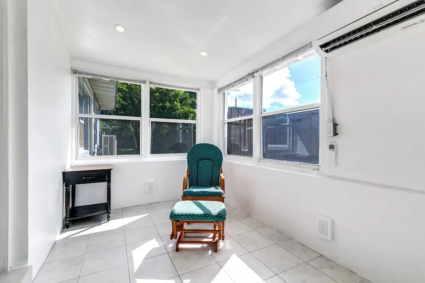 Bungalow With Large Backyard 5 min From Beach - Image 1