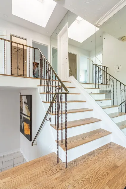 Family & Corporate home in Mississauga - Image 1