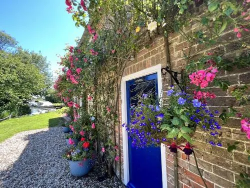 Adorable 2 Bed River Garden Cottage With Moorings & Fishing - Image 1
