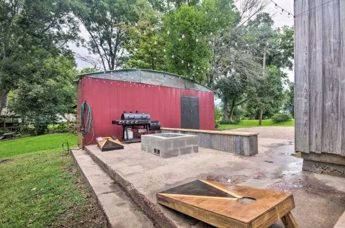 Charming Lakefront Retreat with Pier and Grill! - Image 1