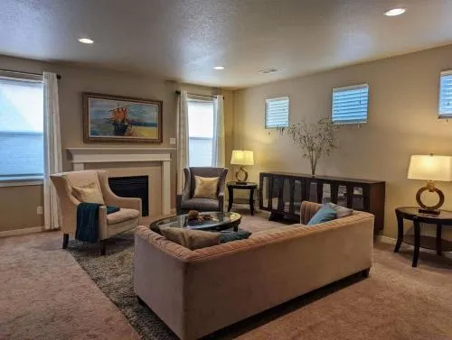 Spacious 3 bedroom home with outdoor space - Image 1